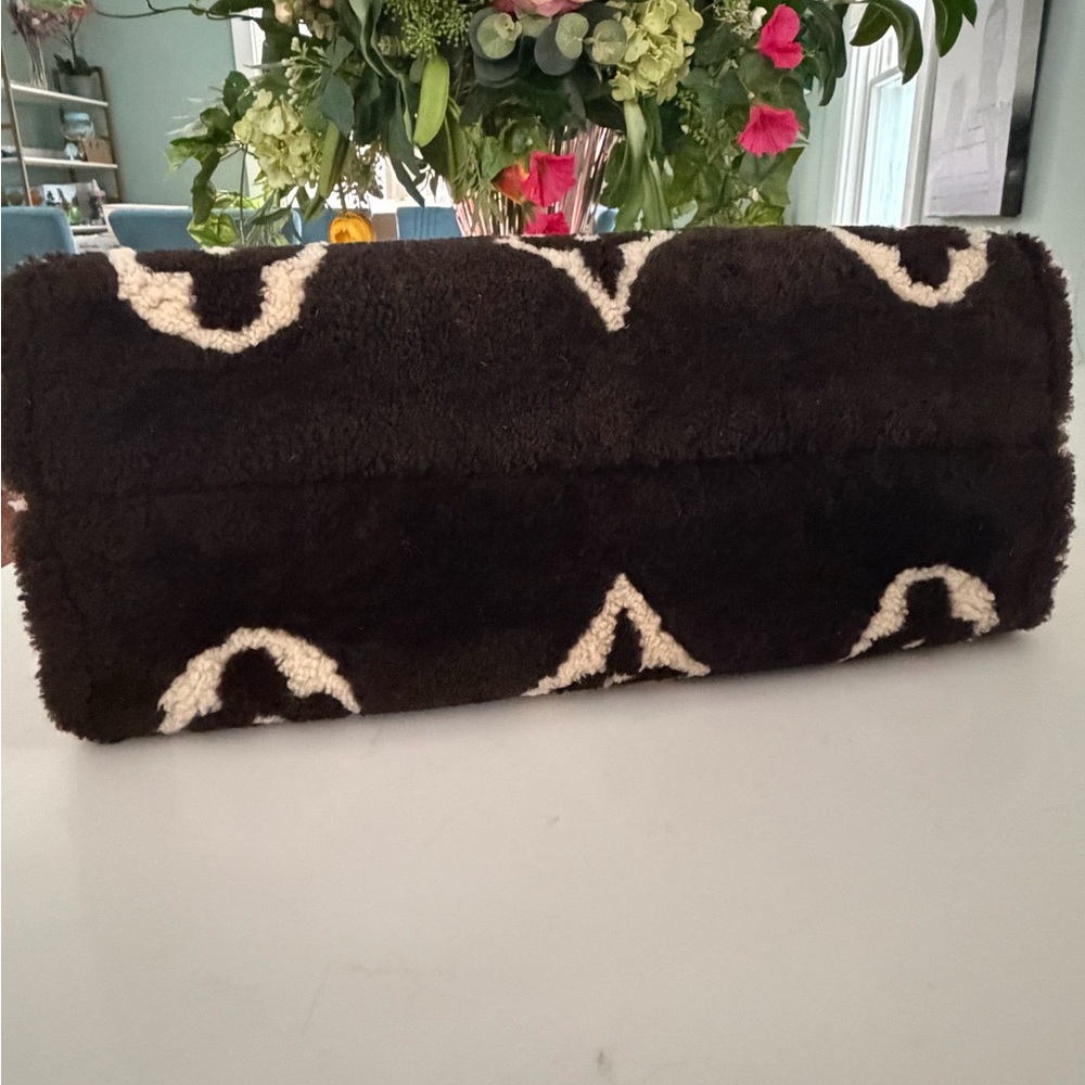 Louis Vuitton Shearling Monogram Giant Teddy Onthego GM Black White EUC w/2 COAs - Picture 7 of 14